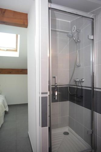 une douche avec une porte vitrée dans une salle de bain dans l'établissement Duplex apartment, à Sainte-Maxime