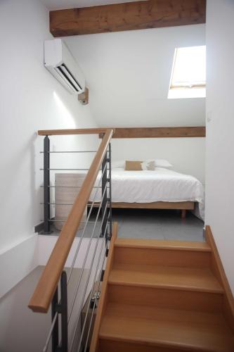 - une chambre avec un lit et un escalier dans l'établissement Duplex apartment, à Sainte-Maxime