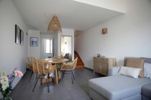 un salon avec un canapé, une table et des chaises dans l'établissement Duplex apartment, à Sainte-Maxime