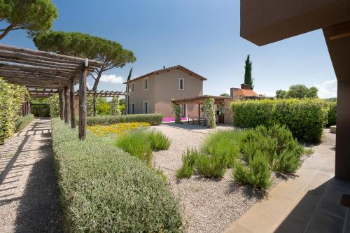 A garden outside Agriturismo Resort Il Foionco