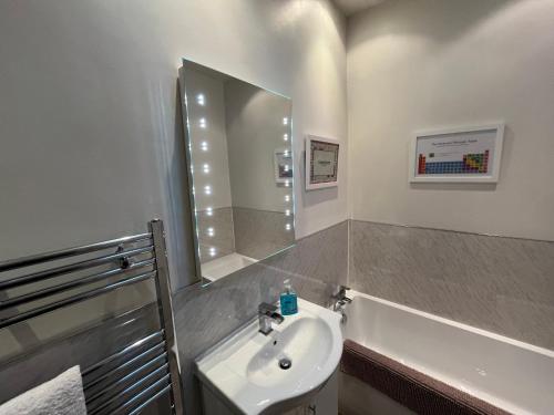 Ένα μπάνιο στο Views over Harrogate - 2Bed JADE Suite & Parking