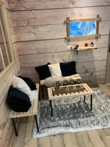 une chambre avec deux canapés et une table dans l'établissement Courchevel Room avec jacuzzi et sauna privatif, à Annemasse