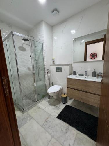 ein Badezimmer mit Dusche, Toilette und Waschbecken in der Unterkunft Prestige stay with swimming pool in Agadir