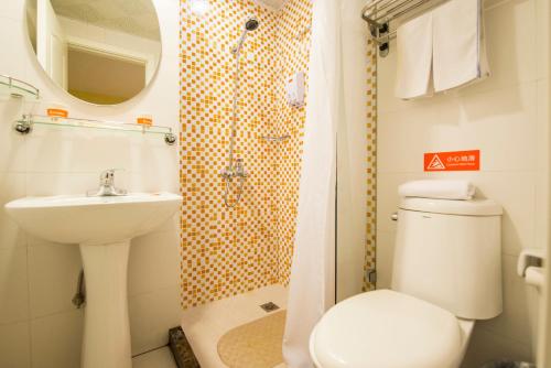 uma casa de banho com um WC, um lavatório e um chuveiro em Home Inn Shenyang Tiexi Xiangjiang em Shenyang