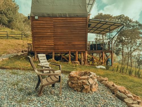 een paar stoelen voor een gebouw bij Peregrino Glamping 1 in Medellín