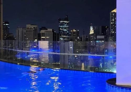 マニラにあるGramercy Residencesの屋上から市街のスカイラインを望めます。