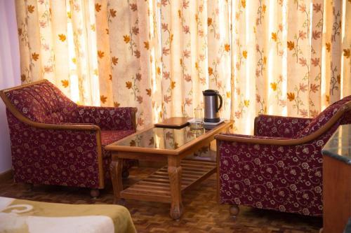 Posezení v ubytování Hotel Satkar Residency - Riverside Old Manali