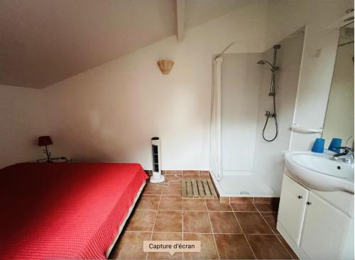 - une petite salle de bains avec un lit rouge et un lavabo dans l'établissement Villa indépendante avec piscine, à San-Gavino-di-Carbini
