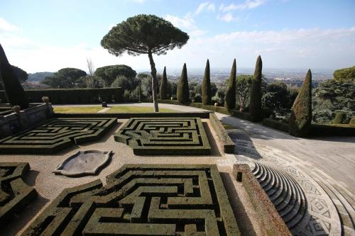 a labyrinth in a park with a tree in the middle at Villa Abbamer in Grottaferrata