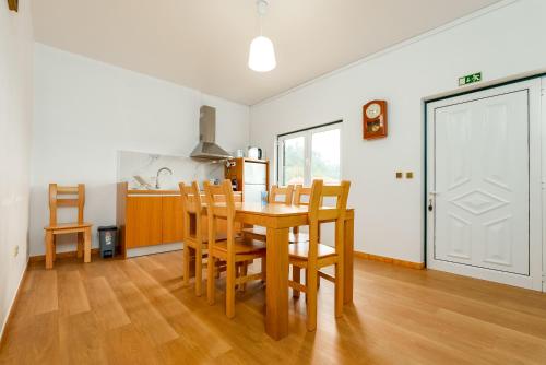 a kitchen and dining room with a table and chairs at Casa O Limoeiro - Charming Village Apartment in Ponte de Lima
