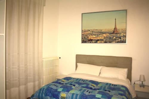 a bedroom with a bed and a picture of the eiffel tower at Sweet Home Tempo Libero in San Severo