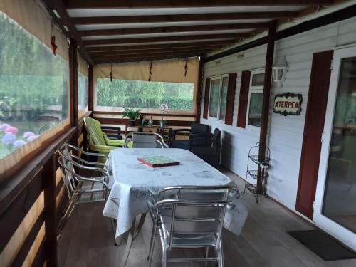- une table et des chaises sur la terrasse couverte d'un wagon dans l'établissement Esperantza, à Saint-Pée-sur-Nivelle