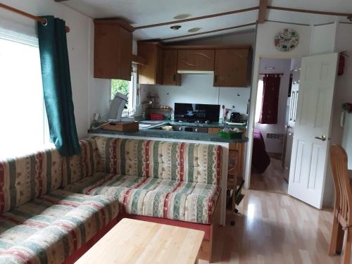 un salon avec un canapé et une cuisine dans l'établissement Esperantza, à Saint-Pée-sur-Nivelle