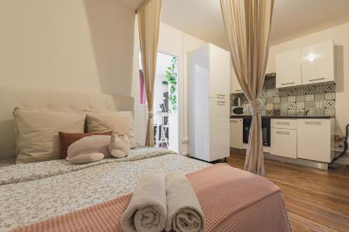 une chambre avec un grand lit avec des serviettes dessus dans l'établissement Appartement cosy proche Cathédrale, à Reims