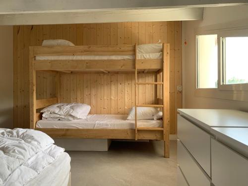 - une chambre avec des lits superposés dans un mur en bois dans l'établissement Les Hérons, à Lège-Cap-Ferret