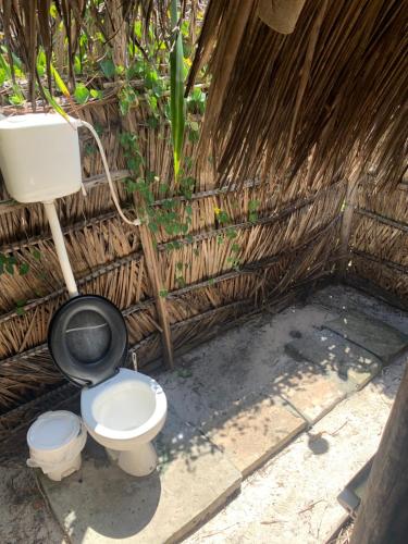 a bathroom with a toilet and a sink at Cabana Família Coruja in Camaçari
