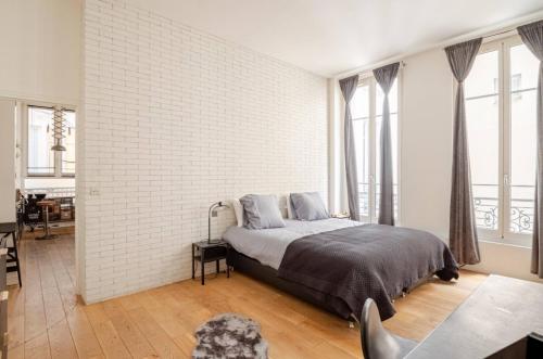 Chic Stay near Louvre & Eiffel Tour