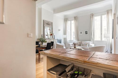 Il comprend une cuisine et un salon avec un comptoir en bois. dans l'établissement Bel appartement près du Cours Mirabeau, à Aix-en-Provence
