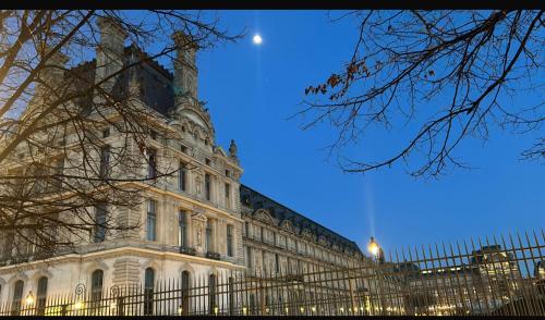 Chic Stay near Louvre & Eiffel Tour