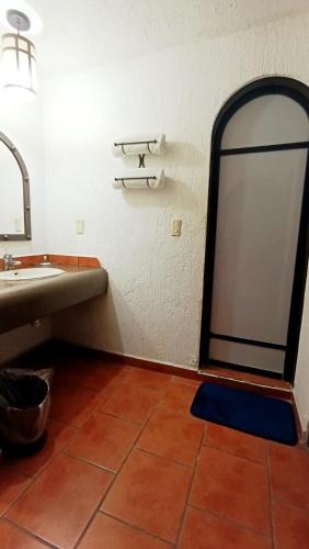 a bathroom with a mirror and a sink at Hotel Iguanas in Yautepec