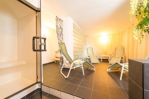 a room with chairs and a table in a room at Residence Auriga in Campo Tures