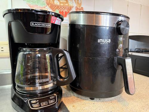 a coffee maker and a coffee pot on a counter at Cabaña ideal 5-9 personas cocina, wifi, cerca al parque y campestre in Jardin