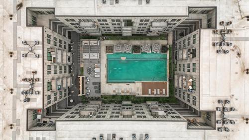 Bazén v ubytování Stylish Urban 1B Getaway Resort-Style Pool & Gym nebo v jeho okolí