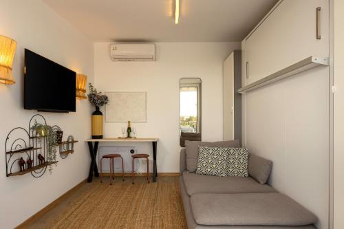 Rooftops of Athens - Areos Studio Jacuzzi & View