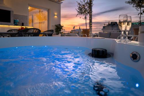 Rooftops of Athens - Areos Studio Jacuzzi & View