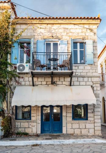 a building with a table and chairs on a balcony at Oleander loft in Ríva