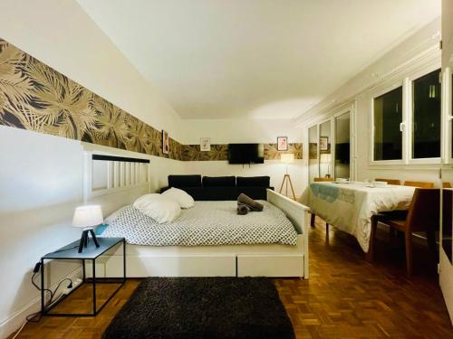 - une chambre avec un lit et 2 lits dans l'établissement Studio Palais des Congrès Maillot Paris, à Paris