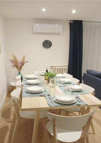 - une table à manger avec des plaques blanches dans l'établissement Appartement T5 lumineux, à Carcassonne