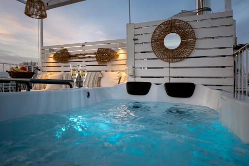 Rooftops of Athens-Acropolis Studio Jacuzzi & View