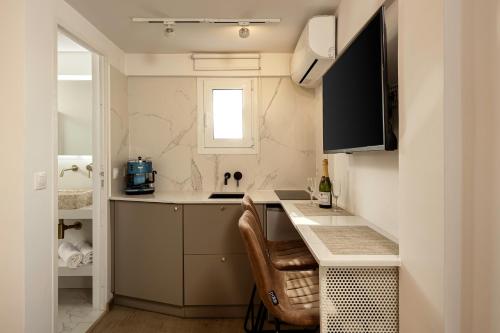 Rooftops of Athens-Acropolis Studio Jacuzzi & View