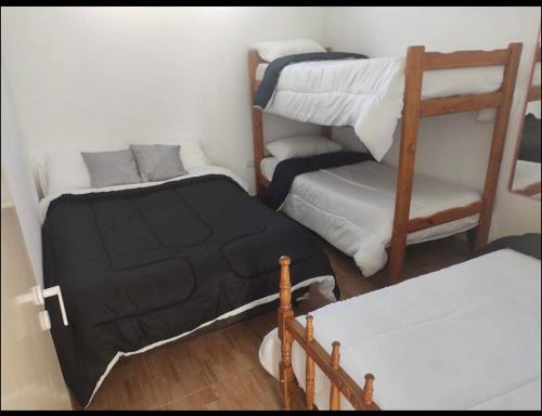 Zimmer mit 2 Etagenbetten und einem Stuhl in der Unterkunft Altos del Seminario in Paraná