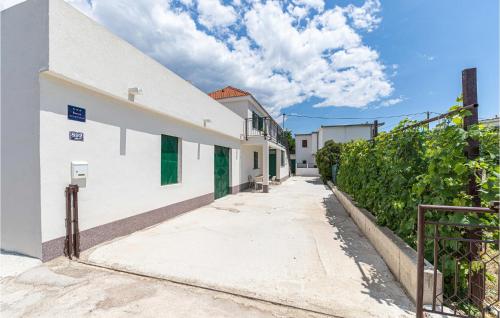 2 Bedroom Beach Front Apartment In Kastel Stari