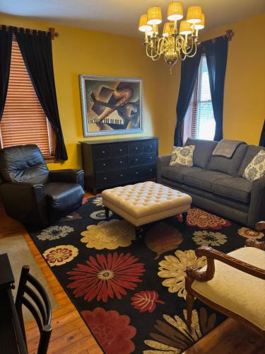 Χώρος καθιστικού στο South Broadway Manor B&B - Near Fallingwater, Ohiopyle State Park, Hiking & Biking trails GAP