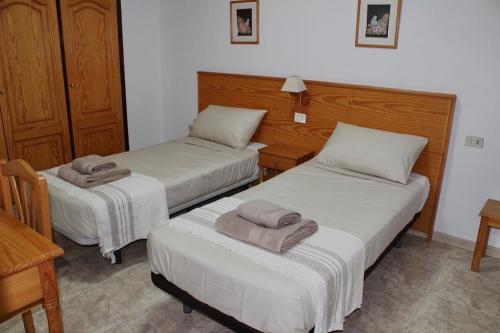 Dos camas en una habitación de hotel con toallas encima. en Apartment in Las Americas las floritas, en Arona