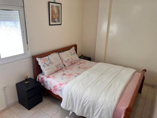 a small bedroom with a bed and a window at Appartement de luxe in Casablanca