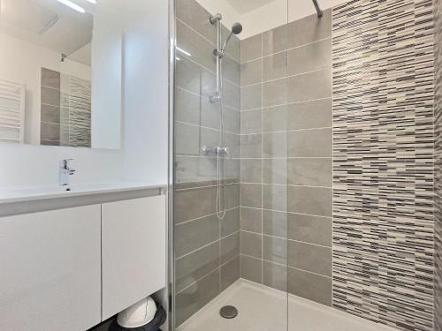 une salle de bain avec une douche avec une porte vitrée dans l'établissement Apartment in Valras-Plage near Sandy Beach, à Sérignan