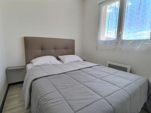 - une chambre avec un grand lit et une grande couverture dans l'établissement Apartment in Valras-Plage near Sandy Beach, à Sérignan