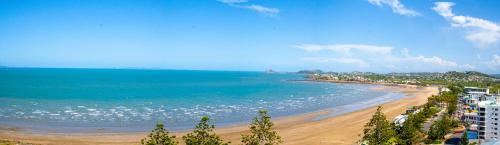 a view of a beach with buildings and the ocean at Oshen Holiday Apartments Yeppoon in Yeppoon