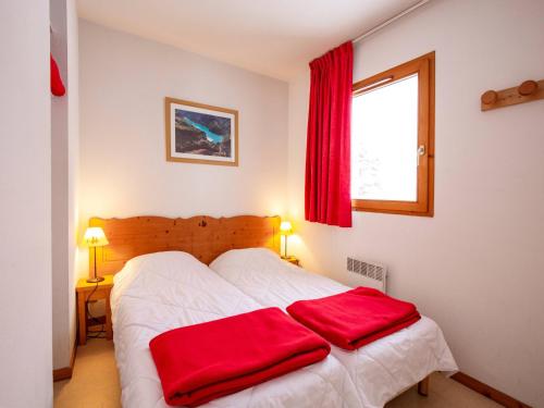 - une chambre avec un lit et 2 serviettes rouges dans l'établissement Apartment in Termignon near Gondola, à Val Cenis