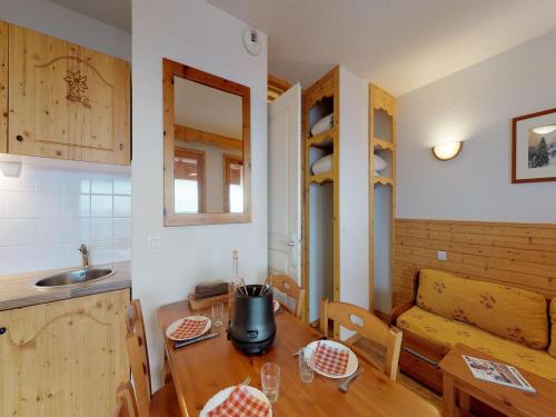 - une cuisine et une salle à manger avec une table et un canapé dans l'établissement Apartment in Chamrousse near Ski Lift, à Chamrousse