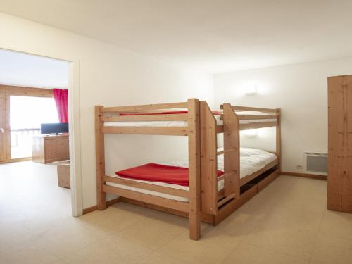 une chambre avec deux lits superposés dans une pièce dans l'établissement Apartment in Termignon near Gondola, à Val Cenis