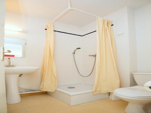 une salle de bain blanche avec douche et toilettes dans l'établissement Apartment in Termignon near Gondola, à Val Cenis