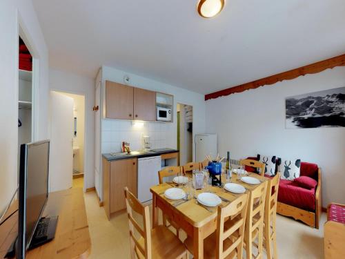 une cuisine et une salle à manger avec une table en bois et des chaises dans l'établissement Apartment in Termignon near Gondola, à Val Cenis