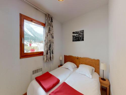 une chambre avec deux lits blancs et une fenêtre dans l'établissement Apartment in Termignon near Gondola, à Val Cenis