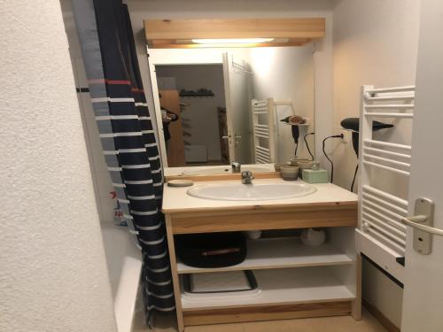 une salle de bain avec un lavabo et un miroir dans l'établissement Flat in Termignon near Ski Slopes, à Val Cenis