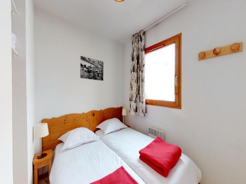 une petite chambre avec deux lits et une fenêtre dans l'établissement Apartment in Termignon near Gondola, à Val Cenis